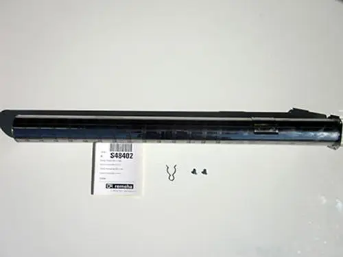 Brenner von Remeha, längliche Form mit metallischer Oberfläche, begleitet von zwei kleinen Schrauben und zwei Halteelementen, präsentiert auf hellem Hintergrund.